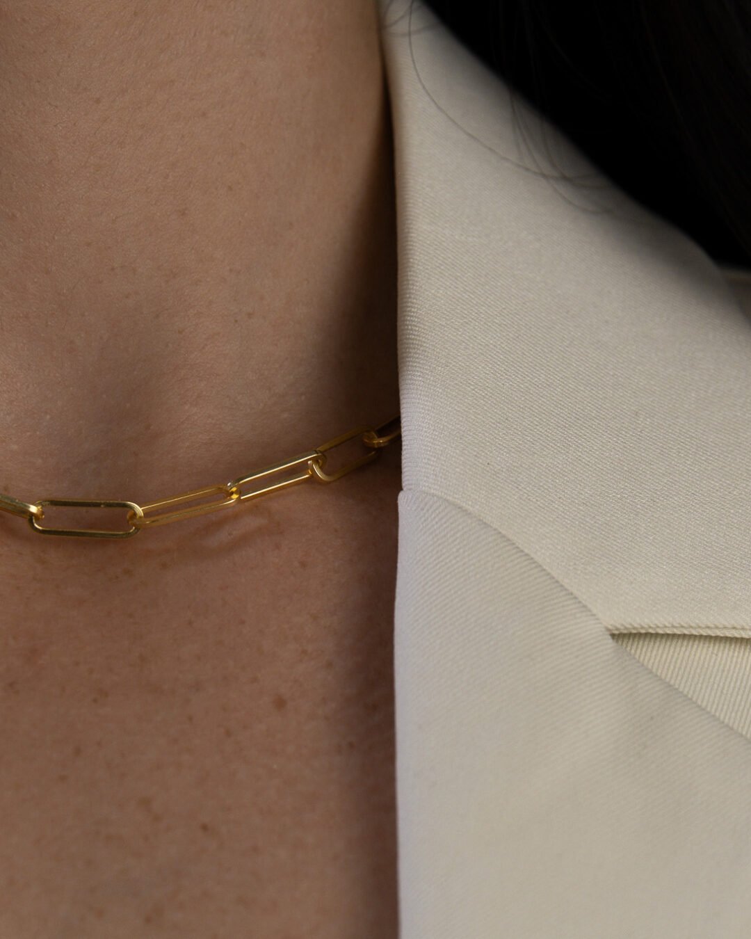 clip necklace gold closeup